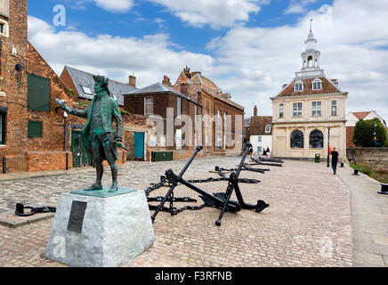 Hereford Quay con la statua del Capitano George Vancouver in primo piano e Custom House dietro, King's Lynn, Norfolk, Inghilterra, Regno Unito Foto Stock