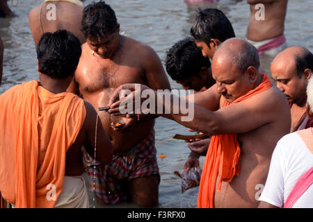 Kolkata, India. Xii oct, 2015. I devoti iniziarono la Durga Puja conto alla rovescia come Bengala osserva Mahalaya oggi. Mahalaya osservare una settimana prima di Maha Saptamai, segna l inizio della dea Devi Paksha. In Mahalaya Bengali di rendere loro omaggio alla loro antenata eseguendo il rito e rituale sulla riva del Gange e altri corpi idrici sanno come Tarpan. Ghats del Gange sono sovraffollate in questa occasione dalla mattina presto. Credito: Saikat Paolo/Pacific Press/Alamy Live News Foto Stock