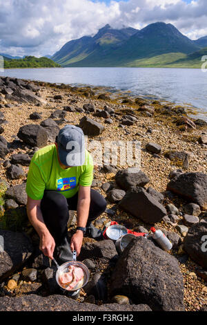 La cottura di Bacon Butties sulle rive di Loch Etive, Argyll & Bute, Scozia Foto Stock