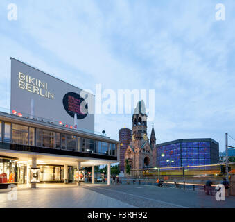 Bikinihaus e Kaiser Wilhelm Memorial Church, Charlottenburg di Berlino, Germania Foto Stock