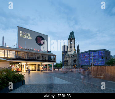 Bikinihaus e Kaiser Wilhelm Memorial Church, Charlottenburg di Berlino, Germania Foto Stock