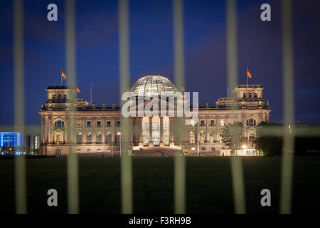 Il Reichstag dietro il recinto della costruzione, Platz der Republik, Berlino, Germania Foto Stock