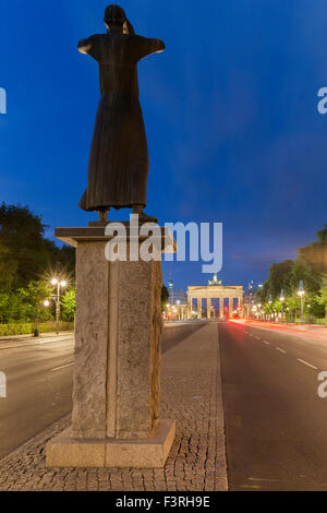 Scultura in bronzo, Strasse des 17. Juni, Berlino, Germania Foto Stock