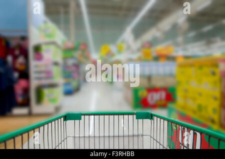 Supermercato vuoto corridoio,sfocatura del movimento Foto Stock