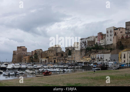 Vista di Castellamare del Golfo porto Sicilia Italia Foto Stock