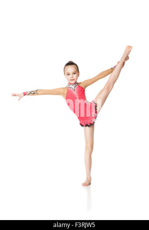 Graziosa bambina facendo ginnastica su sfondo bianco Foto Stock