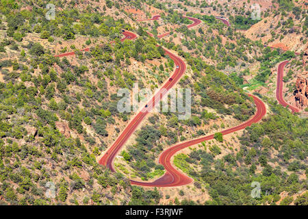 Curva road nel Parco Nazionale di Zion, Utah, Stati Uniti d'America. Foto Stock