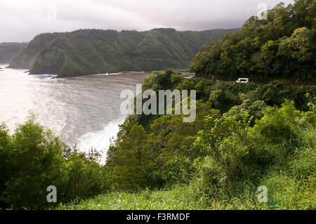 Scogliere sulla strada di Hana. Maui. Hawaii. Oceano Pacifico si affacciano come si vede dall'Autostrada Hana. Il Hāna Highway è un 64,4-mile Foto Stock