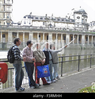 La città georgiana di Bath attira i numeri dei visitatori stranieri o turisti che prendere le fotografie senza fine per registrare il loro viaggio. Foto Stock