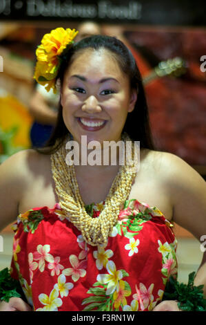 Ballerina di Hula donna. Honolulu. Di O'ahu. Hawaii. Hula è una forma di danza accompagnato dal canto (oli) o una canzone (mele). È stato sviluppato in Foto Stock
