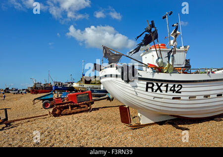 Hastings, East Sussex, Inghilterra, Regno Unito. Barche di pescatori sulla spiaggia di ciottoli Foto Stock