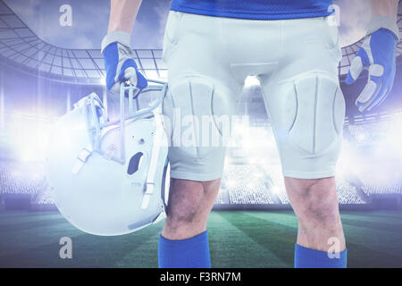 Immagine composita della sezione mediana del giocatore di football americano casco di contenimento Foto Stock