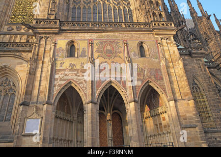 Il portale d'oro mosaico sulla facciata a sud di San Vito la cattedrale di Praga, Repubblica ceca. Foto Stock