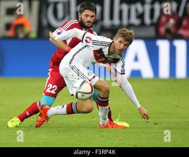 Leipzig, Germania. Undicesimo oct, 2015. Germania Thomas Mueller il sistema VIES per la palla con la Georgia Giorgi Nawalowski durante il Campionato Europeo di qualificazione partita di calcio tra la Germania e la Georgia a Red Bull Arena di Leipzig, Germania, 11 ottobre 2015. Foto: Thomas Eisenhuth/dpa/Alamy Live News Foto Stock