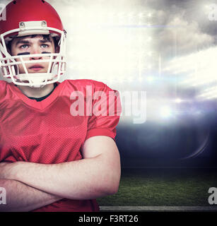 Immagine composita del giocatore di football americano con le braccia incrociate Foto Stock