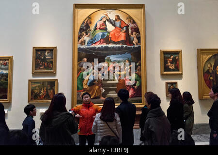 Roma. L'Italia. Ai visitatori di ammirare l'Incoronazione della Vergine (1505-1525), Aka Madonna di Monteluce, alla Pinacoteca Vaticana. Foto Stock