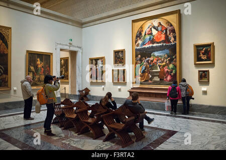 Roma. L'Italia. Ai visitatori di ammirare l'Incoronazione della Vergine (1505-1525), Aka Madonna di Monteluce, alla Pinacoteca Vaticana. Foto Stock