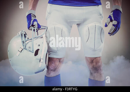 Immagine composita della sezione mediana del giocatore di football americano casco di contenimento Foto Stock