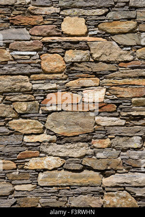 Parte di un muro di pietra, per lo sfondo o la trama. Foto Stock