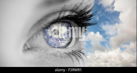 Immagine composita della blue eye sul volto femminile Foto Stock