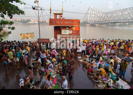 Kolkata, India. Xii oct, 2015. Durante la Pitru Paksha, il ritusl di Tarpan è stata eseguita per i defunti a riposare in pace. Tarpa?Un è un termine nella pratica vedica che si riferisce a un'offerta fatta all entità divine. Esso si riferisce all' atto dell'offerta nonché la sostanza utilizzata nell'offerta stessa. Credito: Suvankar Sen/Pacific Press/Alamy Live News Foto Stock