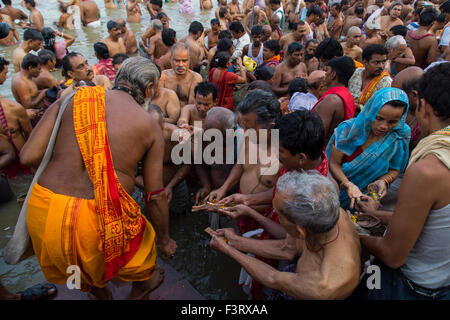 Kolkata, India. Xii oct, 2015. Durante la Pitru Paksha, il ritusl di Tarpan è stata eseguita per i defunti a riposare in pace. Tarpa?Un è un termine nella pratica vedica che si riferisce a un'offerta fatta all entità divine. Esso si riferisce all' atto dell'offerta nonché la sostanza utilizzata nell'offerta stessa. Credito: Suvankar Sen/Pacific Press/Alamy Live News Foto Stock