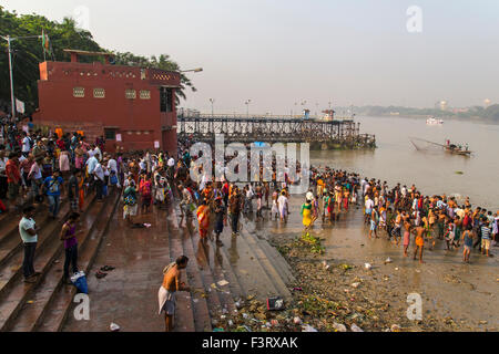 Kolkata, India. Xii oct, 2015. Durante la Pitru Paksha, il ritusl di Tarpan è stata eseguita per i defunti a riposare in pace. Tarpa?Un è un termine nella pratica vedica che si riferisce a un'offerta fatta all entità divine. Esso si riferisce all' atto dell'offerta nonché la sostanza utilizzata nell'offerta stessa. Credito: Suvankar Sen/Pacific Press/Alamy Live News Foto Stock