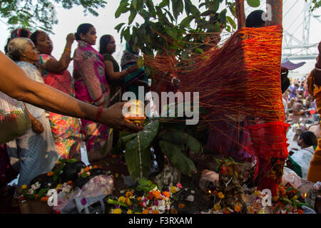 Kolkata, India. Xii oct, 2015. Durante la Pitru Paksha, il ritusl di Tarpan è stata eseguita per i defunti a riposare in pace. Tarpa?Un è un termine nella pratica vedica che si riferisce a un'offerta fatta all entità divine. Esso si riferisce all' atto dell'offerta nonché la sostanza utilizzata nell'offerta stessa. Credito: Suvankar Sen/Pacific Press/Alamy Live News Foto Stock