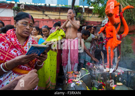 Kolkata, India. Xii oct, 2015. Durante la Pitru Paksha, il ritusl di Tarpan è stata eseguita per i defunti a riposare in pace. Tarpa?Un è un termine nella pratica vedica che si riferisce a un'offerta fatta all entità divine. Esso si riferisce all' atto dell'offerta nonché la sostanza utilizzata nell'offerta stessa. Credito: Suvankar Sen/Pacific Press/Alamy Live News Foto Stock