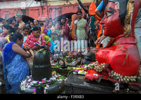 Kolkata, India. Xii oct, 2015. Durante la Pitru Paksha, il ritusl di Tarpan è stata eseguita per i defunti a riposare in pace. Tarpa?Un è un termine nella pratica vedica che si riferisce a un'offerta fatta all entità divine. Esso si riferisce all' atto dell'offerta nonché la sostanza utilizzata nell'offerta stessa. Credito: Suvankar Sen/Pacific Press/Alamy Live News Foto Stock