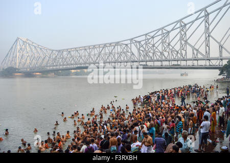 Kolkata, India. Xii oct, 2015. Ci sono sette giorni a sinistra per Durga Puja, la gente del Bengala Occidentale oggi osservato l'occasione propizia di Mahalaya, che segna l inizio della 'debi Pakshya'. La giornata è iniziata con lakhs di persone paganti inchinavano davanti ai loro padri sulle rive del Gange. Credito: Suvankar Sen/Pacific Press/Alamy Live News Foto Stock