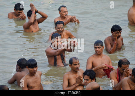 Kolkata, India. Xii oct, 2015. Ci sono sette giorni a sinistra per Durga Puja, la gente del Bengala Occidentale oggi osservato l'occasione propizia di Mahalaya, che segna l inizio della 'debi Pakshya'. La giornata è iniziata con lakhs di persone paganti inchinavano davanti ai loro padri sulle rive del Gange. Credito: Suvankar Sen/Pacific Press/Alamy Live News Foto Stock