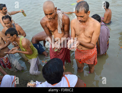 Kolkata, India. Xii oct, 2015. Ci sono sette giorni a sinistra per Durga Puja, la gente del Bengala Occidentale oggi osservato l'occasione propizia di Mahalaya, che segna l inizio della 'debi Pakshya'. La giornata è iniziata con lakhs di persone paganti inchinavano davanti ai loro padri sulle rive del Gange. Credito: Suvankar Sen/Pacific Press/Alamy Live News Foto Stock