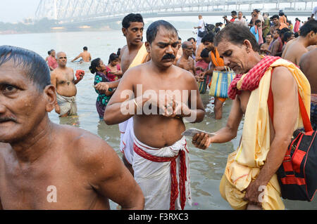 Kolkata, India. Xii oct, 2015. Ci sono sette giorni a sinistra per Durga Puja, la gente del Bengala Occidentale oggi osservato l'occasione propizia di Mahalaya, che segna l inizio della 'debi Pakshya'. La giornata è iniziata con lakhs di persone paganti inchinavano davanti ai loro padri sulle rive del Gange. Credito: Suvankar Sen/Pacific Press/Alamy Live News Foto Stock