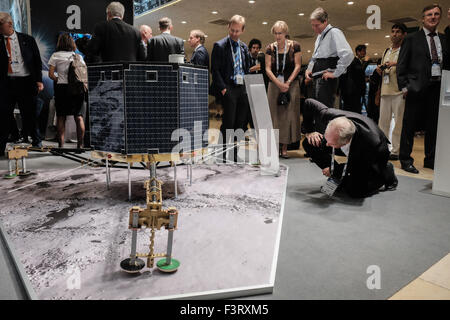 Israele. Xii Ottobre, 2015. DLR Germania mans uno stand presso il Centro Internazionale delle Conferenze in Gerusalemme come la 66International Astronautical Congress 2015 apre riunendo oltre 2.000 partecipanti provenienti da 60 nazioni comprese le teste delle agenzie spaziali e 15 gli astronauti. Credito: Nir Alon/Alamy Live News Foto Stock