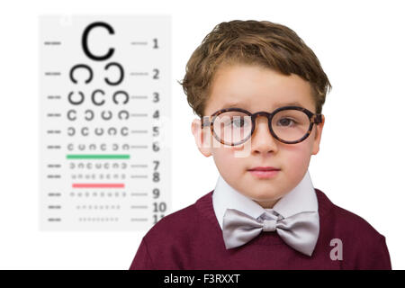 Immagine composita di graziosi scolaro che indossa gli occhiali da lettura Foto Stock