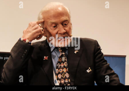 Israele. Xii Ottobre, 2015. Ex astronauta della NASA, Dott. Edwin EUGENE "" Buzz Aldrin, 85, Modulo Lunare pilota su Apollo 11, secondo uomo a mettere piede sulla luna nel luglio 21st, 1969, scherzosamente risolve una conferenza stampa; "La ragione (Neil Armstrong) camminato fuori prima era che era più vicino alla porta". La 66International Astronautical Congress 2015 aperto presso il Centro Internazionale delle Conferenze di Gerusalemme che riunisce oltre duemila partecipanti provenienti da 60 nazioni comprese le teste delle agenzie spaziali e 15 gli astronauti. Credito: Nir Alon/Alamy Live News Foto Stock