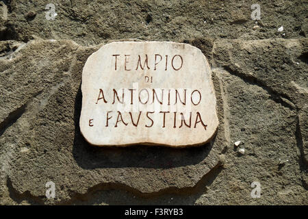 Lapide di marmo su un muro di pietra nel Foro Romano con il nome di Tempio di Antonino e Faustina (Tempio di Antonino e Faustina). Foto Stock