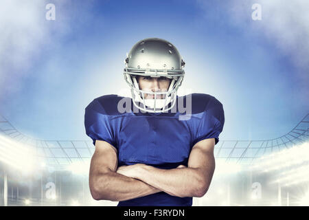 Immagine composita del ritratto fiducioso di giocatore di football americano con le braccia incrociate Foto Stock