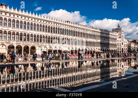 Piazza San Marco, Piazza San Marco, Venezia, Italia. Xii Ottobre 2015. Alta Marea riflette edifici e persone in piazza in una bella giornata. Credito: Richard Wayman/Alamy Live News Foto Stock