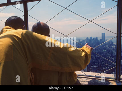 I monaci buddisti sull'osservatorio dell'Empire State Building, New York 1981 Foto Stock