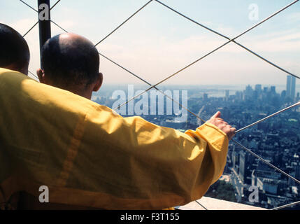 I monaci buddisti sull'osservatorio dell'Empire State Building, New York 1981 Foto Stock