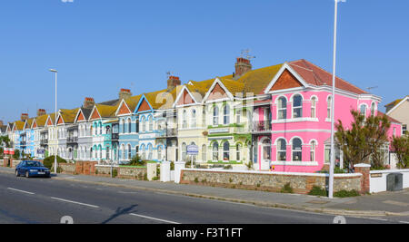 Più colorato seaside hotel a Worthing West Sussex, in Inghilterra, Regno Unito. British hotel sul lungomare. Foto Stock