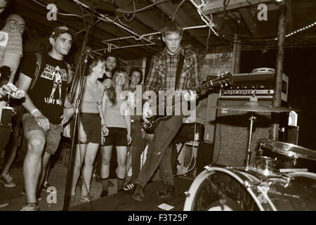 Tenement, un punk rock band da Wisconsin, riprodurre un seminterrato show. Facciamo finta che si tratta di un festival è organizzato da punk rock musica fan Peter Shaw, che è il fondatore di facciamo finta di record e di solito viene eseguito in concomitanza con la Plan-It-X Fest di Bloomington, Indiana. Shaw ha rilasciato i record di band come i Sassdragons e urlando femmine (che successivamente hanno girato con Jack White). Shaw esegue l'etichetta come un hobby da una camera da letto di ricambio presso il suo appartamento. Spesso Shaw paga per avere i record realizzati utilizzando denaro egli salva dal lavoro il suo lavoro di giorno. Foto Stock