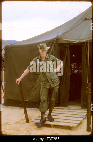 Un soldato americano dell'esercito degli Stati Uniti sta accanto a una tenda al Cam Rahn Bay, una posizione del 1° Comando Logistico, durante la Guerra del Vietnam. Foto Stock