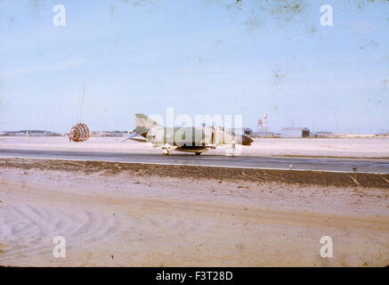 Un F-4 Phantom jet fighter atterra sulla striscia di aria al Cam Rahn air base durante la Guerra del Vietnam. La base è stata costruita dalla Marina degli Stati Uniti. Foto Stock