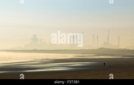 Seaton Carew, UK. Xii Ottobre, 2015. Vista di Redcar acciaierie Altiforni e forni a coke da Seaton Carew spiaggia come la nebbia cancella il lunedì mattina. SSI forni a coke a Redcar chiuderà, ricevitore ufficiale conferma. Il ricevitore ufficiale, Ken Beasley, detto: "SSI è stata posta in liquidazione con debiti considerevoli e non ha avuto a disposizione dei fondi per acquistare il carbone necessario per mantenere i forni da coke operativo. Mi hanno assicurato il funzionamento continuo dei forni mentre ho avuto a che fare con problemi di sicurezza e salute". Credito: Alan Dawson News/Alamy Live News Foto Stock