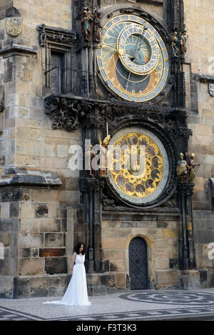 Sposa di fronte all'Orologio Astronomico presso il Municipio della Città Vecchia, la Piazza della Città Vecchia di Praga, Repubblica Ceca Foto Stock