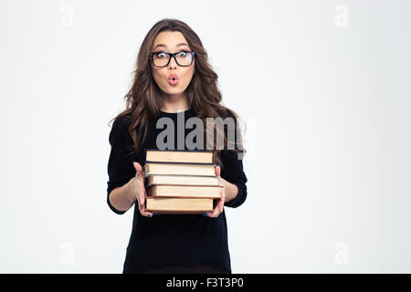 Ritratto di donna stupito in bicchieri contenere libri e guardando la telecamera isolata su uno sfondo bianco Foto Stock