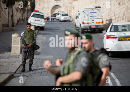 Gerusalemme, Israele. Xii Ottobre, 2015. Frontiera israeliana poliziotti di guardia sulla scena dove un tentativo di pugnalare ha avuto luogo in prossimità della Porta del Leone nella Città Vecchia di Gerusalemme, il 12 ottobre 2015. La polizia ha ucciso un palestinese che avrebbe cercato di pugnalata loro a Gerusalemme il lunedì, hanno detto le autorità. Secondo una indagine iniziale, un palestinese uomo sollevato il sospetto di funzionari di polizia presso la scena che passava per la strada, il portavoce della polizia Micky Rosenfeld Xinhua ha detto. Credito: Xinhua/Alamy Live News Foto Stock